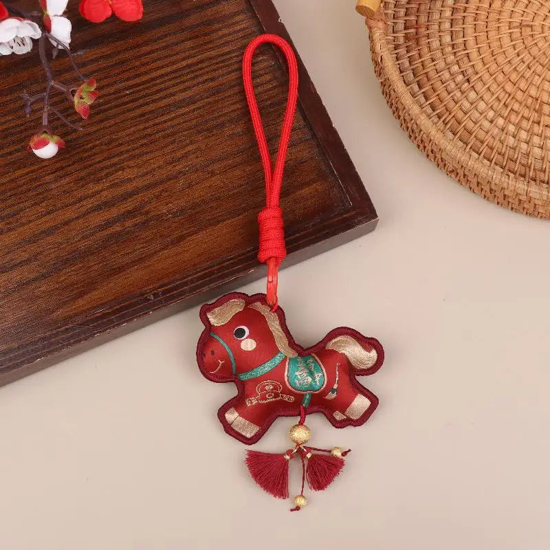 porte clés chevaux stylisés brodés rouge vert marron bleu clochette pompon traditionnel artisanal anneaux