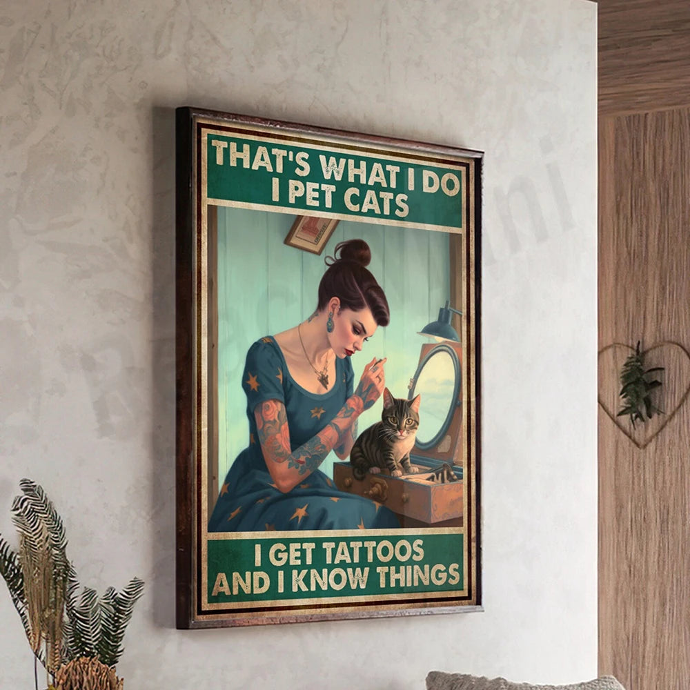 Une femme tatouée avec un chat debout sur un meuble dans une pièce décorée de plumes.