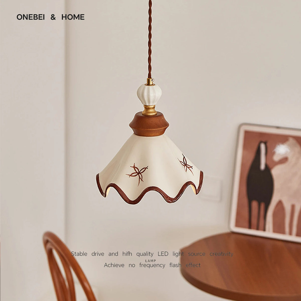 lampe suspendue vintage céramique motif floral blanc marron bordure ondulée classique chambre restaurant exposition