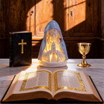 statue vierge marie prière lumière bleu blanc décor religieux table meuble bibliques bougies croix