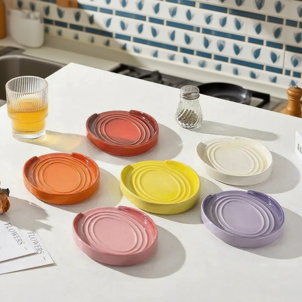porte cuillère céramique moderne rangement assiettes ovales texturées couleurs vives zen étagère cuisine minimaliste