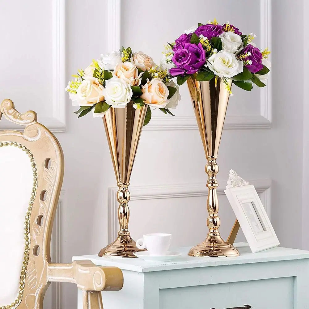 vases dorés classiques ornements floraux fleurs artificielles table mariage romantique