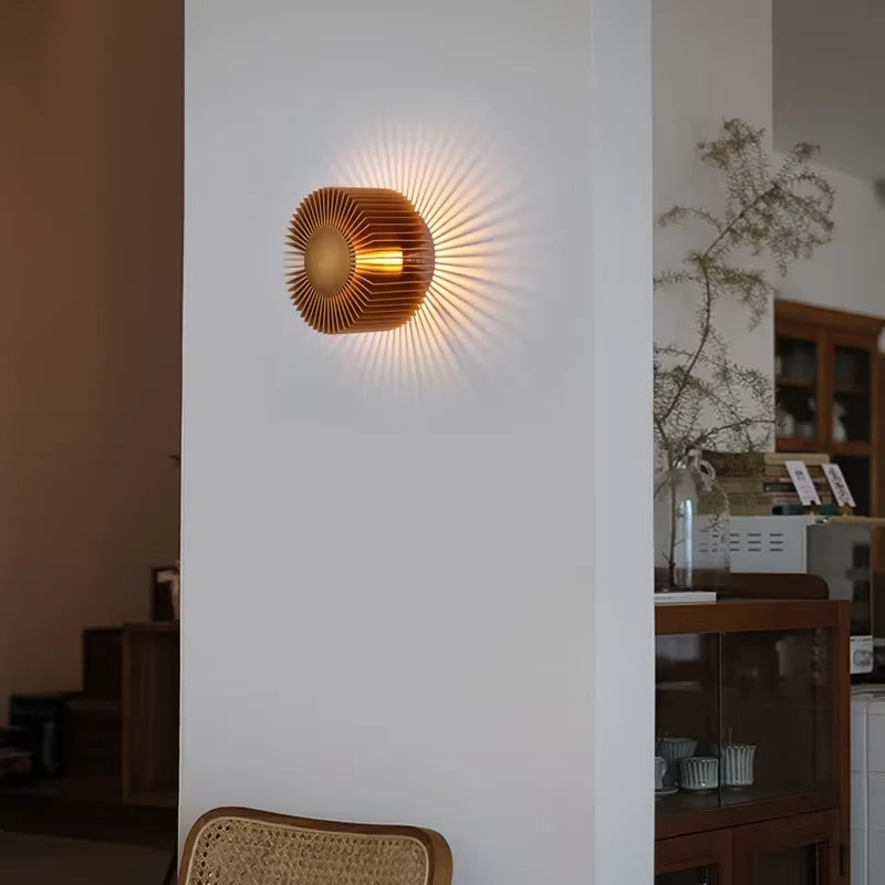 lampe murale moderne structure circulaire lamelles rayonnantes couleur dorée éclairage chambre étude