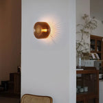 lampe murale moderne structure circulaire lamelles rayonnantes couleur dorée éclairage chambre étude