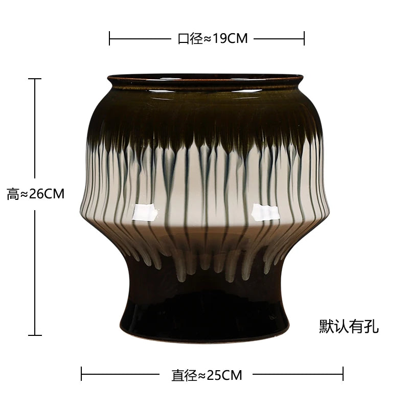 Vase décoratif à motif sculpté en céramique noire avec des lignes blanches sur sa partie supérieure, doté d'un design unique et élégant.