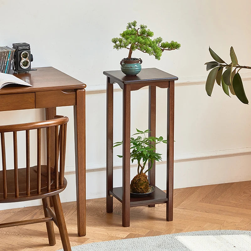 Porte-plante minimaliste avec des plantes vertes sur un balcon ensoleillé