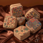 boîte bijoux vintage portable motifs floraux couleurs multiples rangement colliers boucles d'oreilles bracelets