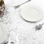 nappe brillante or rose motifs organiques semi transparent festive assiettes blanches couverts gâteau d'anniversaire