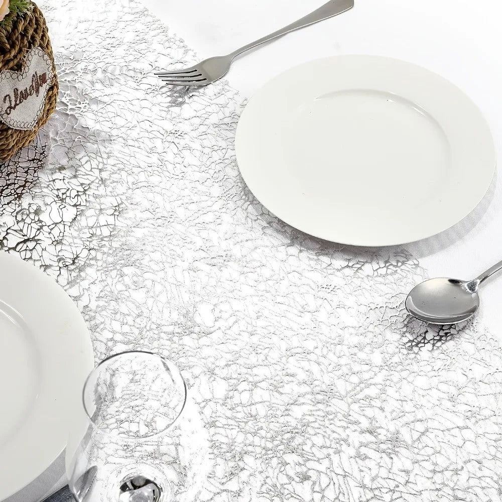 nappe brillante or rose motifs organiques semi transparent festive assiettes blanches couverts gâteau d'anniversaire