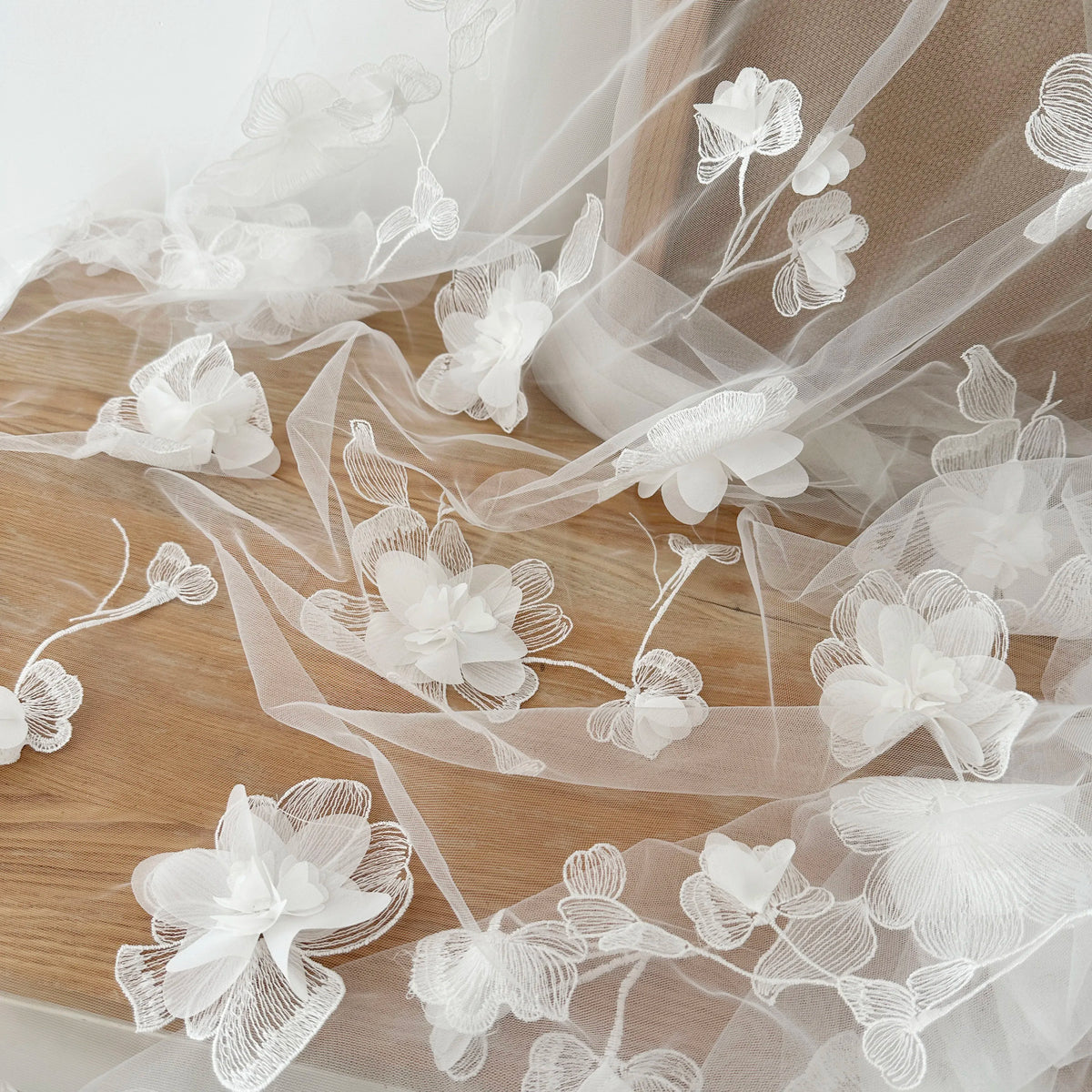 voile mariée tissu dentelle brodée fleurs blanches transparente classique romantique tissu acrylique respirant