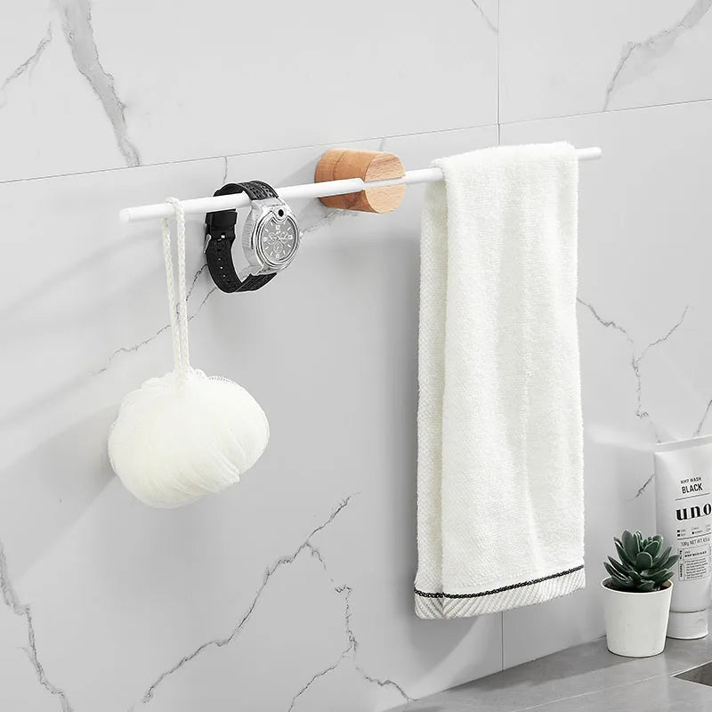 porte serviettes mural moderne acier inoxydable finition brossée noir bois texture naturelle serviette tissu