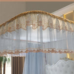 Magnifique rideau de lit orné de dentelle élégante, créant une ambiance chaleureuse et romantique dans cette chambre.