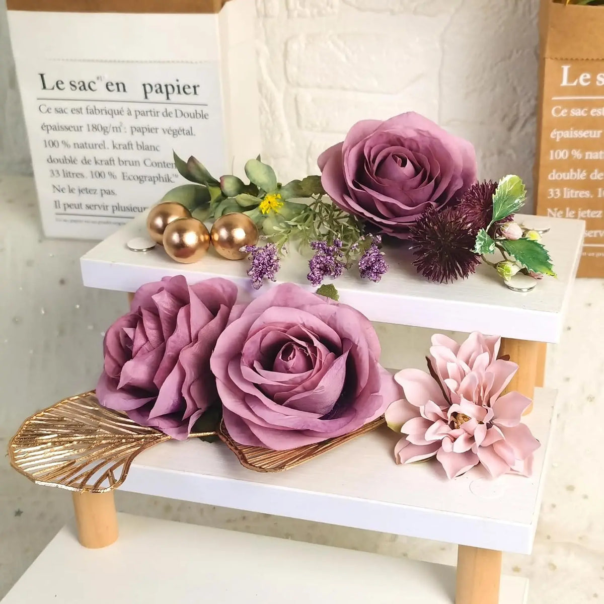 décoration gâteau roses artificielles feuilles dorées boules or plaques dorées événementiel romantique élégant occasion