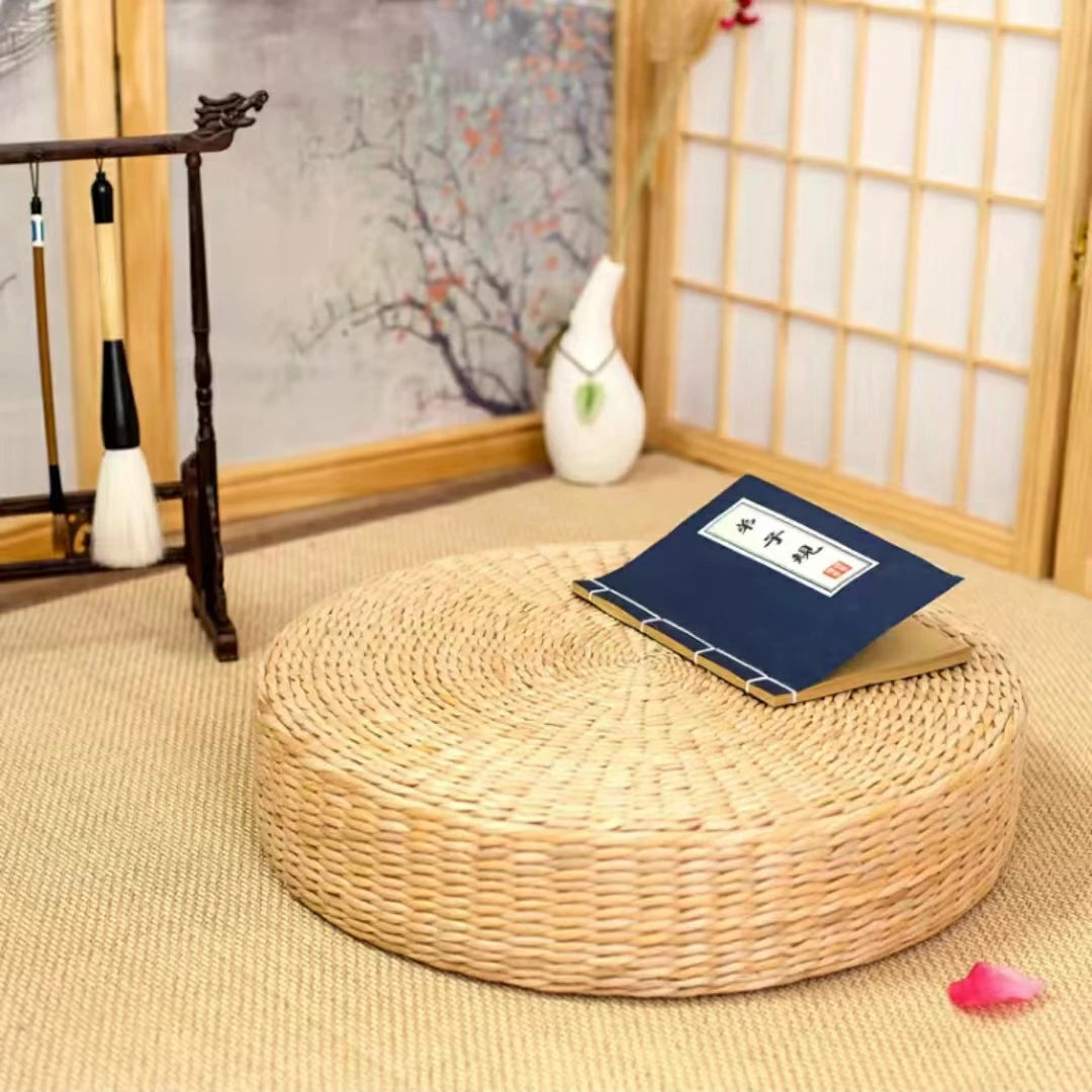 Détail du tissage artisanal du pouf en paille naturelle