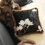 housse coussin carré noir motif floral blanc velours élégant décoration intérieure nordique ornement voiture