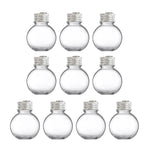 Boules de Noël suspendues à une porte avec décoration festive
