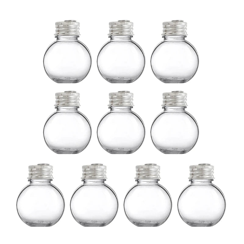 Boules de Noël suspendues à une porte avec décoration festive