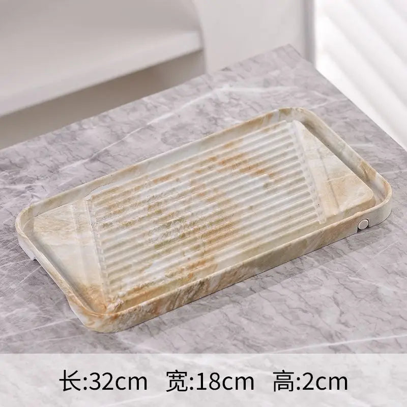 assiettes marbrées modernes élégantes lignes dorées noir blanc thé maison salon