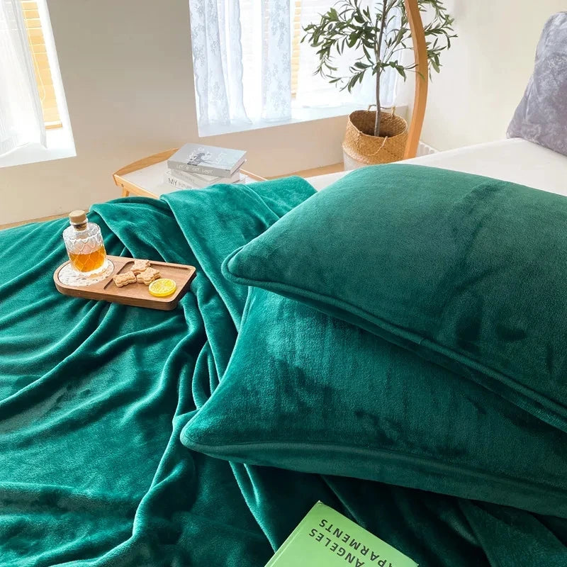 Couverture polaire argent dépliée sur lit