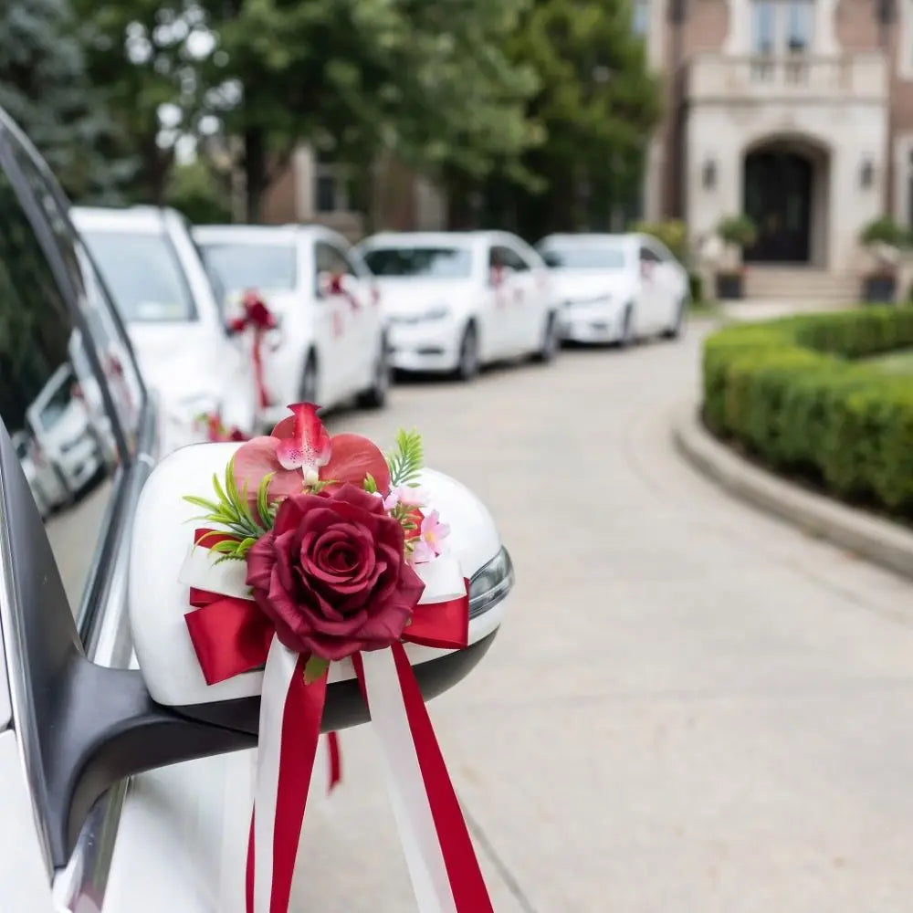 décoration florale voiture mariage fleurs artificielles roses orchidées feuilles vertes rubans satinés élégant blanc
