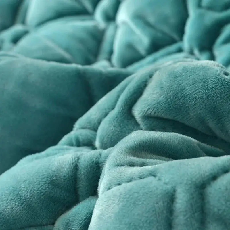 Détail du tissu matelassé en velours doux vert