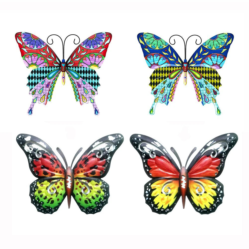 Décoration murale papillon en métal argenté suspendue sur un mur blanc