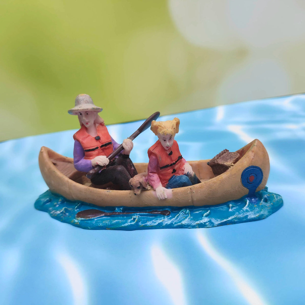 figurines miniatures vintage blanc rose vert bleu détails fins texture mat accessoires chapeaux canoës