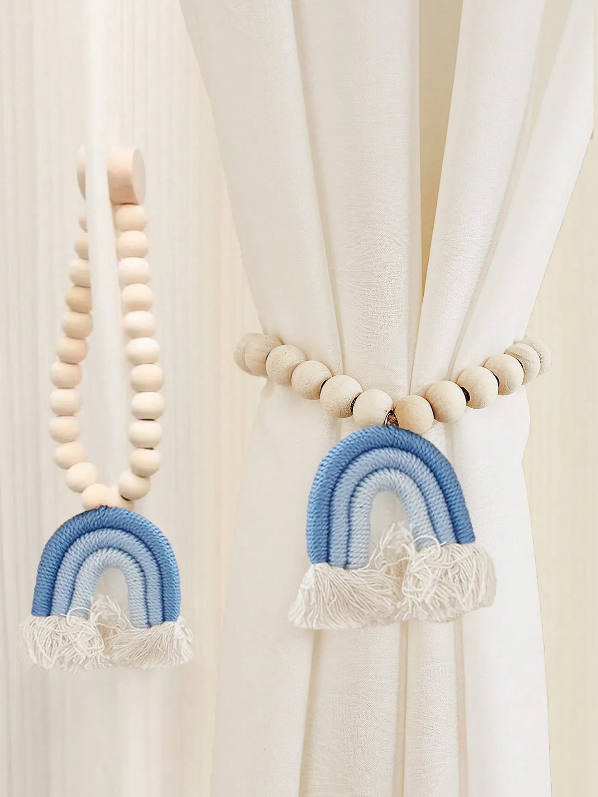 rideau boho chic arc ciel blanc pompons fenêtre maison hospitalité
