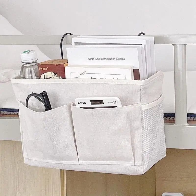 organisateur suspendu lit tissu texturé gris clair poches différentes tailles minimaliste fonctionnel