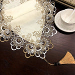 chemin table dentelle broderie fleurs pompon beige noir décor classique élégant maison