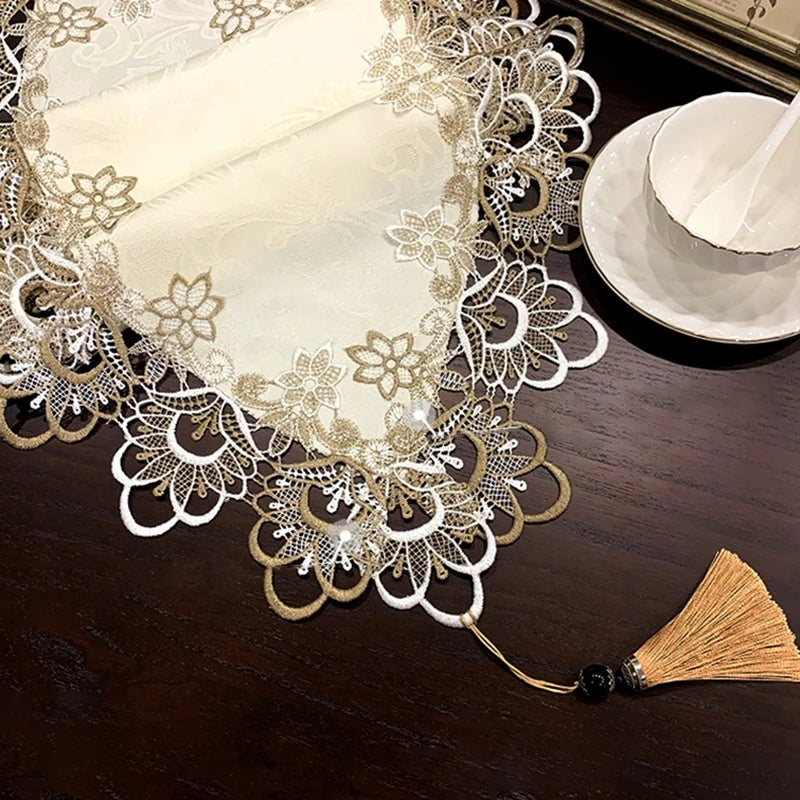 chemin table dentelle broderie fleurs pompon beige noir décor classique élégant maison