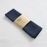 serviettes tissu pliées rustique bohème minimaliste liens anneaux couleurs beige rose vert bleu gris