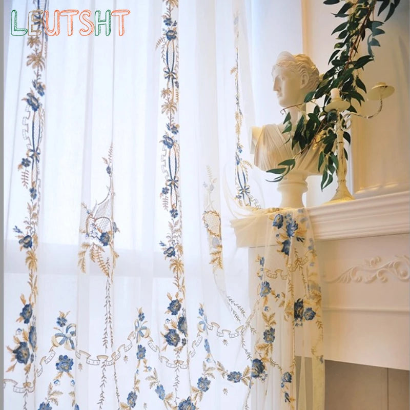 rideau transparent blanc bleu doré brodé motif floral élégant salon chambre classique luxe
