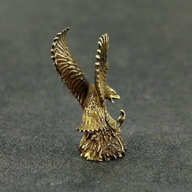 statuette aigle dorée détails fins plumage stylisé décoration artisanal opaque réaliste animal compagnie