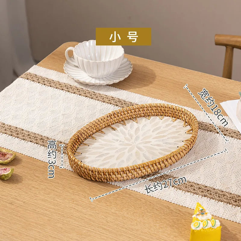 assiettes rotin motif floral moderne rustique fruits gâteau pain fourchette verre blanc intérieur