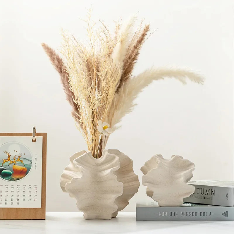 vase céramique porcelaine moderne beige clair relief sculptural plumes séchées fleur artificielle opaque organique