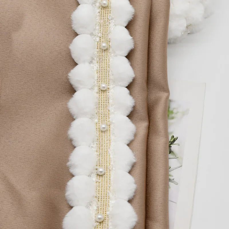 rideau blanc pompons duvet nacrées tulipes deco chambre enfant festif