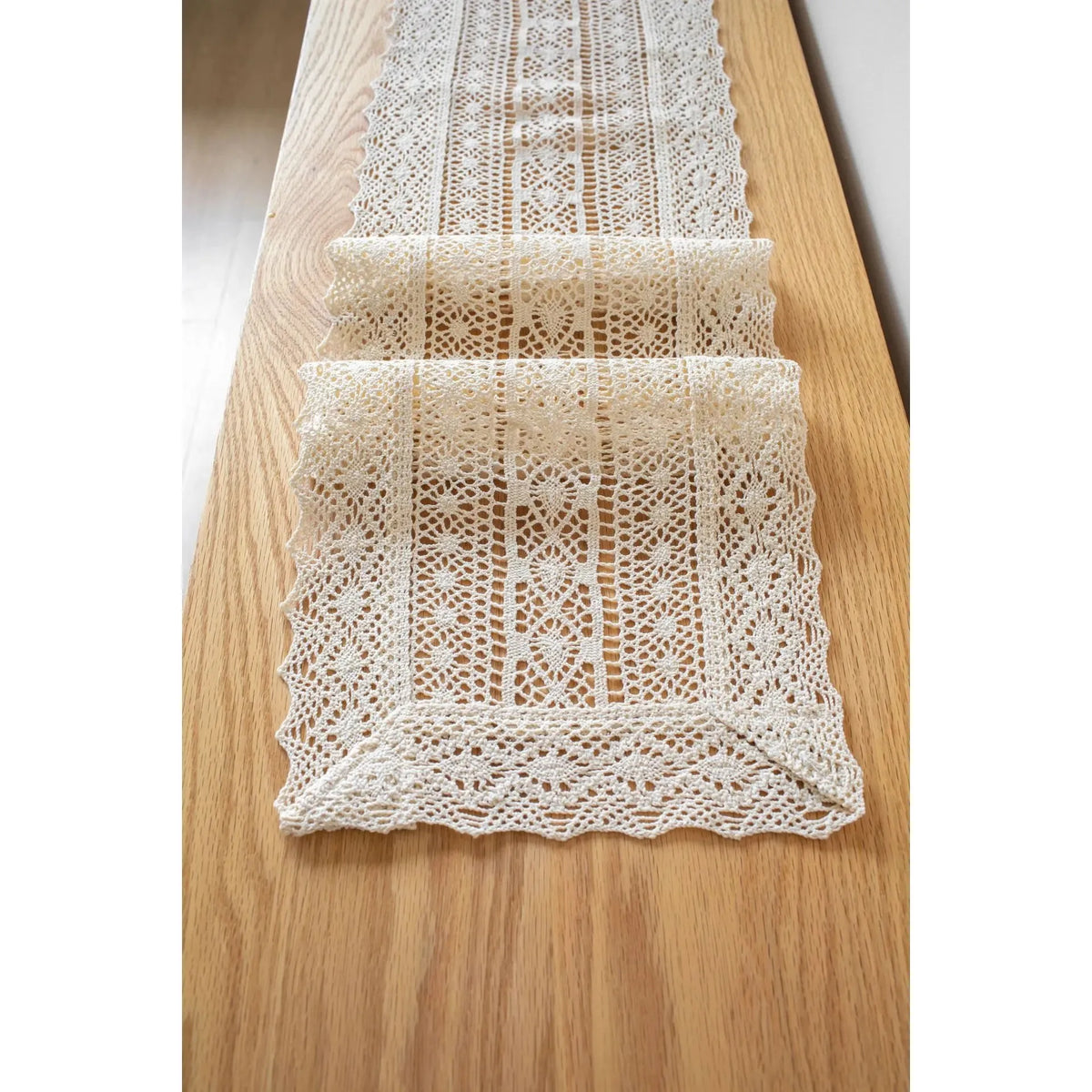 serviettes table dentelle fine blanches motifs floraux classiques maison