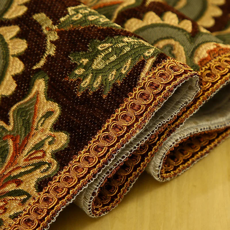 Riche texture de tissus ornementaux aux motifs exotiques et dorures dans des tons chauds.