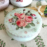 boîtes rondes métal fleurs vintage blanc beige macarons biscuits cadeaux préservation fraîcheur
