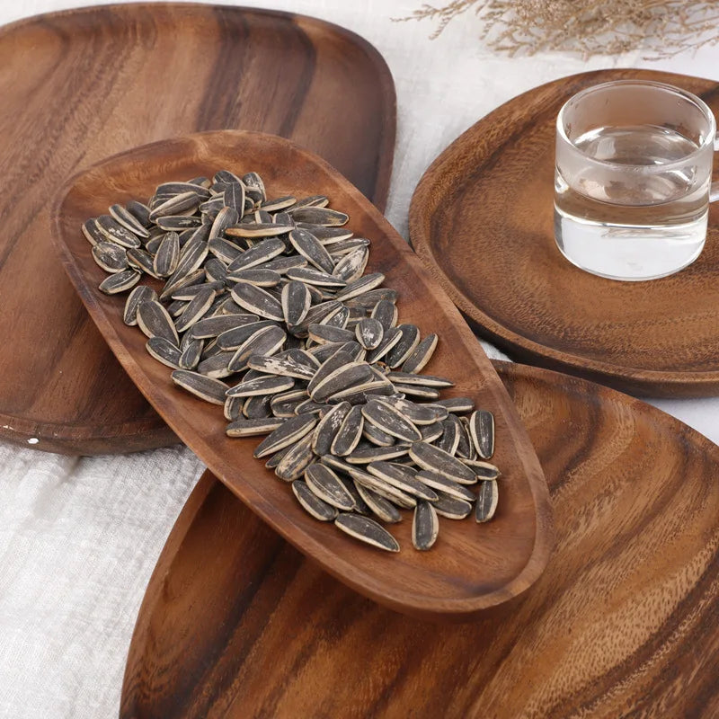 Plateau en bois massif avec fruits secs et thé en décoration minimaliste