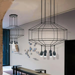 suspension lumineuse moderne fer noir structure géométrique interrupteur bouton éclairage intérieur minimaliste