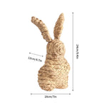 Une figurine en forme de lapin tressé décorative en papier kraft.