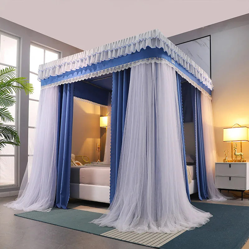 Un lit avec un magnifique baldaquin bleu et blanc décoré de frange et de dentelle, créant une atmosphère romantique et chaleureuse dans la chambre.