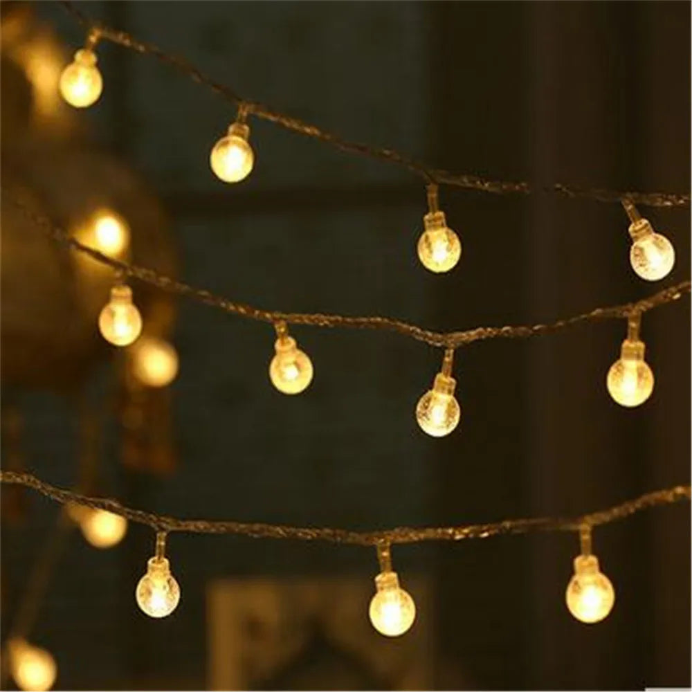 Guirlande lumineuse colorée illuminant un sapin de Noël intérieur
