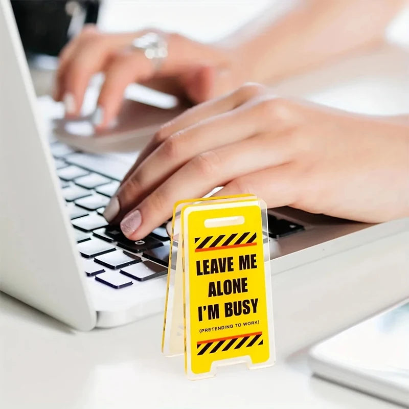 décoration humour panneau signalisation jaune noir transparent chantier leave me alone busy senior moment