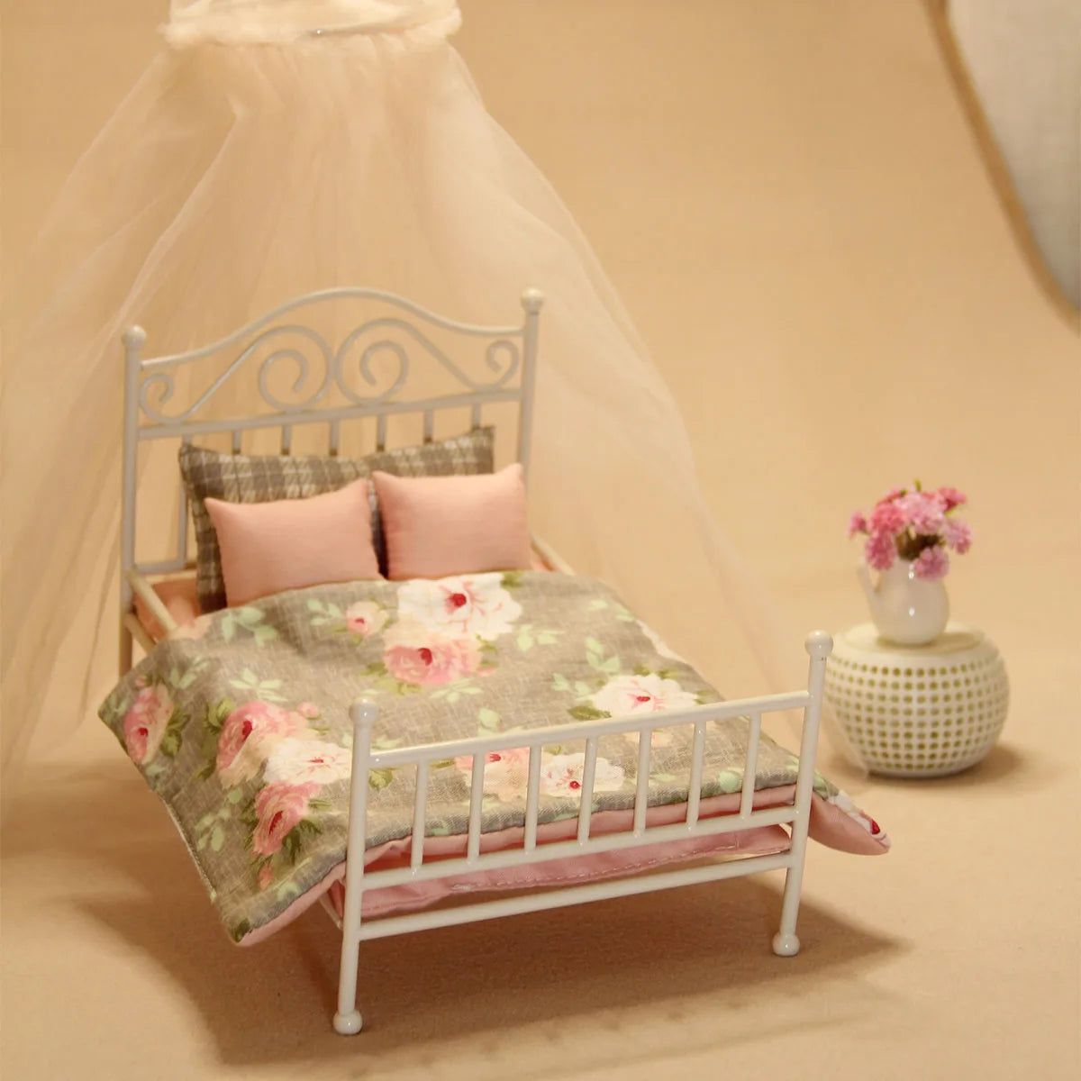 lit miniature fer blanc ensemble literie motifs floraux shabby chic canopée oreillers couette petite