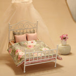 lit miniature fer blanc ensemble literie motifs floraux shabby chic canopée oreillers couette petite