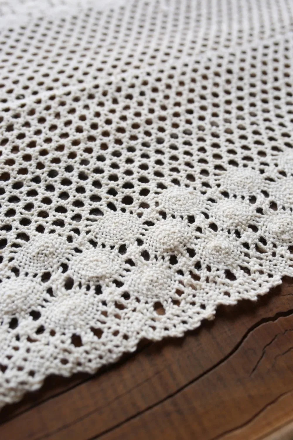 chemin table coton blanc cassé crocheté motif floral pompon rustique