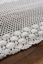 chemin table coton blanc cassé crocheté motif floral pompon rustique